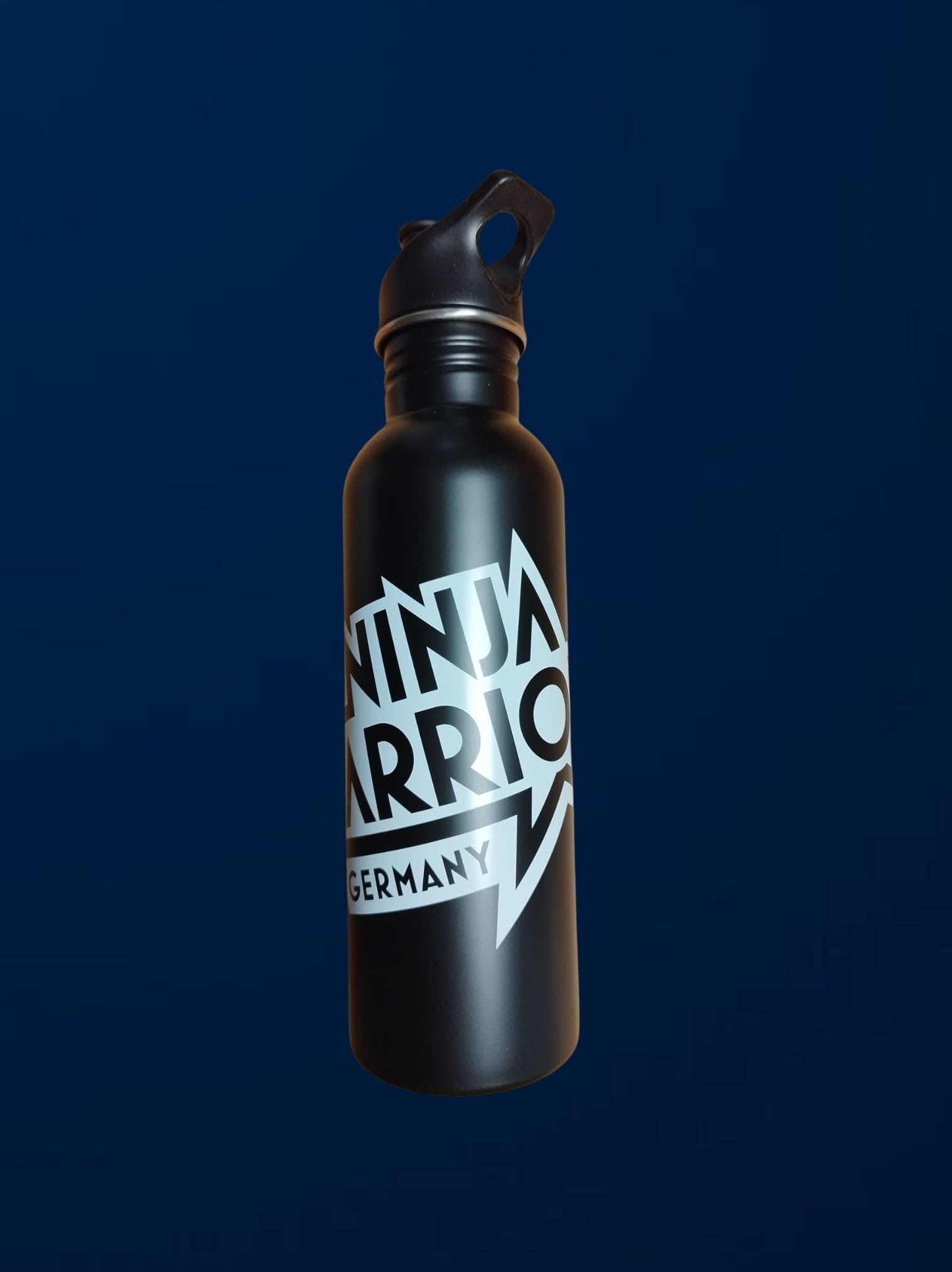 Ninja Warrior Wasserflasche isoliert - schwarz